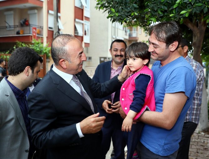 Bakan Çavuşoğlu’ndan Küçük Özge’ye Ziyaret