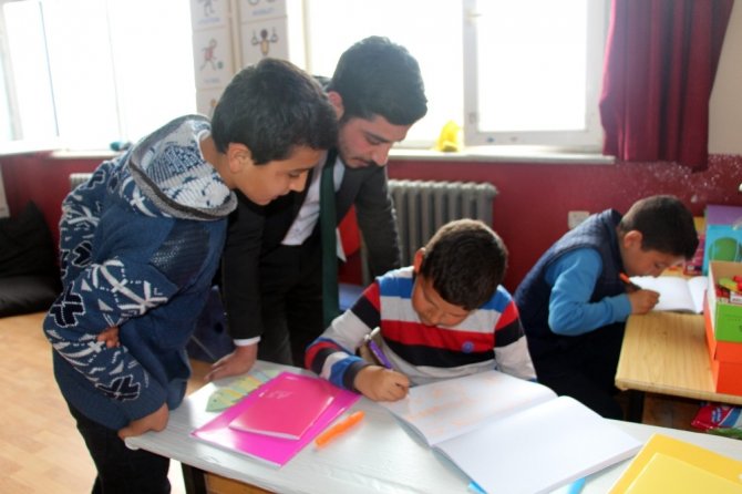Üniversite Öğrencileri Minik Öğrenciler İçin ‘Aktivite Sınıfı’ Kurdu