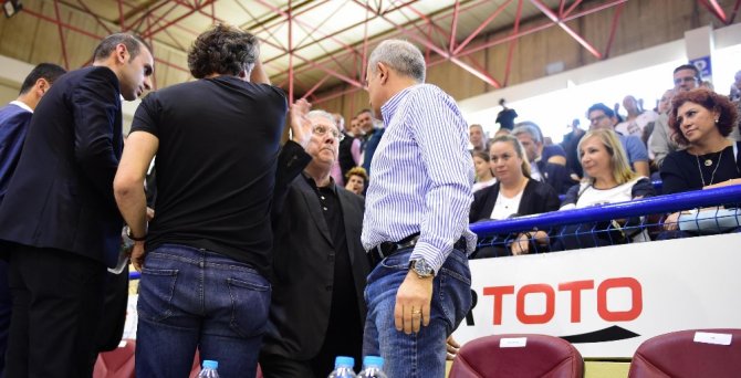 Aziz Yıldırım Rakip Başkana Tokat Attı