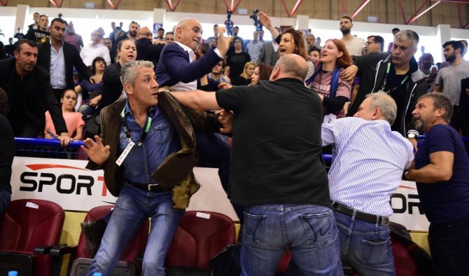 Aziz Yıldırım Rakip Başkana Tokat Attı