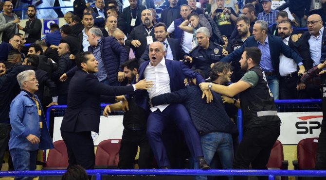 Aziz Yıldırım Rakip Başkana Tokat Attı