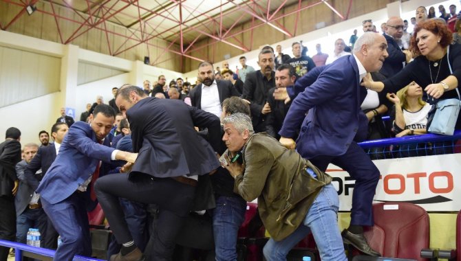 Aziz Yıldırım Rakip Başkana Tokat Attı