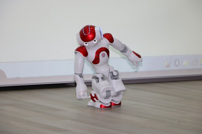 Gösteri Yapan İnsansı Robot ’Bayıldı’