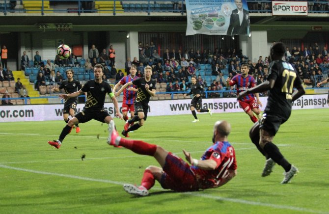 İlk Yarı Sessiz Bitti