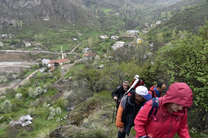 Gümüşhaneli Dağcılardan Tarih Ve Doğa İçerikli Yürüyüş