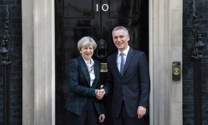Stoltenberg, İngiltere Başbakanı May İle Görüştü