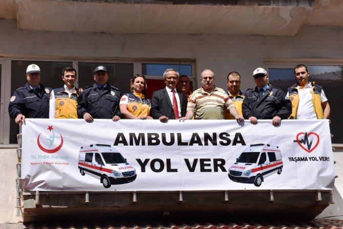 "Bayrak Asan Dayı" 112 İçin Balkona Çıktı