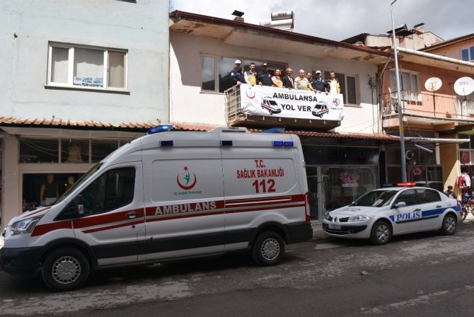 "Bayrak Asan Dayı" 112 İçin Balkona Çıktı