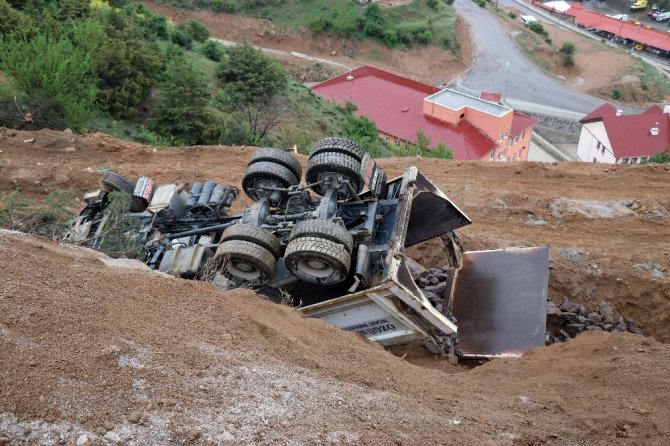 Gümüşhane’de Damperini Kaldıran Kamyon Devrildi: 1 Yaralı