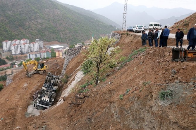 Gümüşhane’de Damperini Kaldıran Kamyon Devrildi: 1 Yaralı
