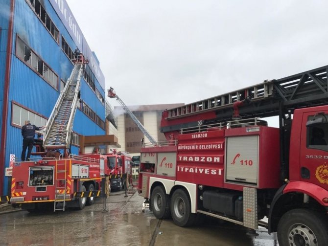 Trabzon’da Mobilya Fabrikasındaki Yangın 5,5 Saattir Sürüyor
