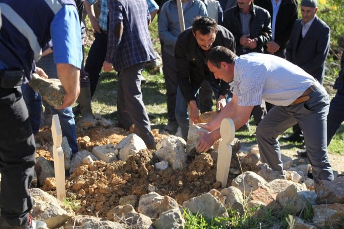 Küçük Kız Daha Önceden De Saklambaç Oynamak İçin Çamaşır Makinesine Giriyormuş