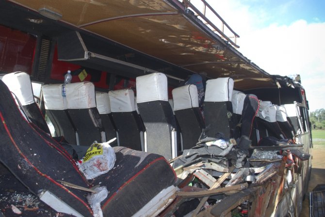 Kenya’da Otobüs 2 Kamyona Çarptı: 20 Ölü