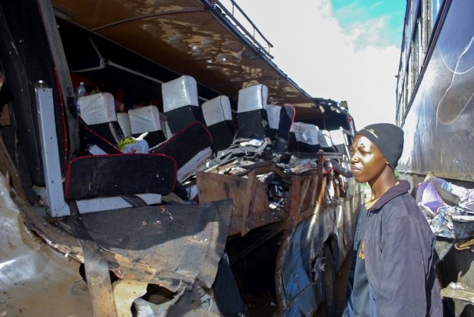 Kenya’da Otobüs 2 Kamyona Çarptı: 20 Ölü