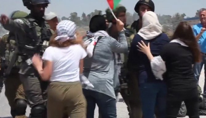 Filistinli Kadınlar İsrailli Askerlerinin Silahlarına Karşı Durdu