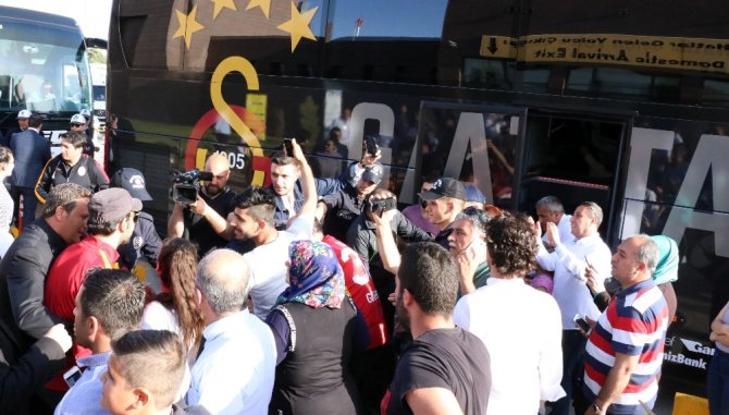 Galatasaray Protestoyla Karşılandı