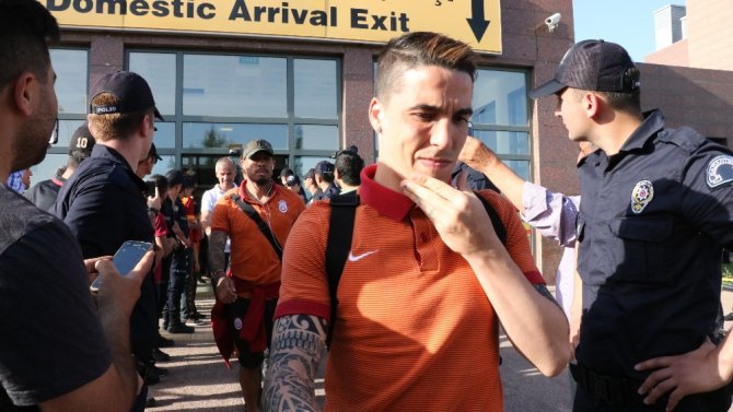 Galatasaray Protestoyla Karşılandı