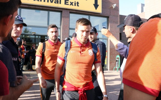 Galatasaray Protestoyla Karşılandı