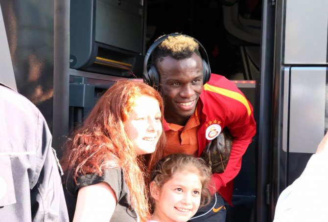 Galatasaray Protestoyla Karşılandı