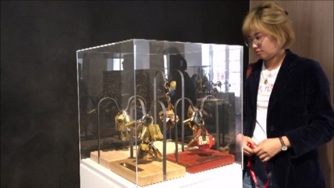 Paris’teki "Aşk Kilitleri" Mülteciler İçin Satışa Çıktı