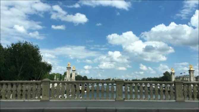 Paris’teki "Aşk Kilitleri" Mülteciler İçin Satışa Çıktı