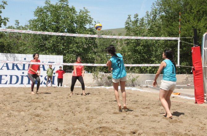 Denizi Olmayan Beldede Plaj Voleybolu