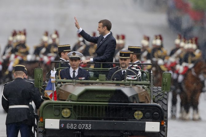 Macron Halkı Selamladı