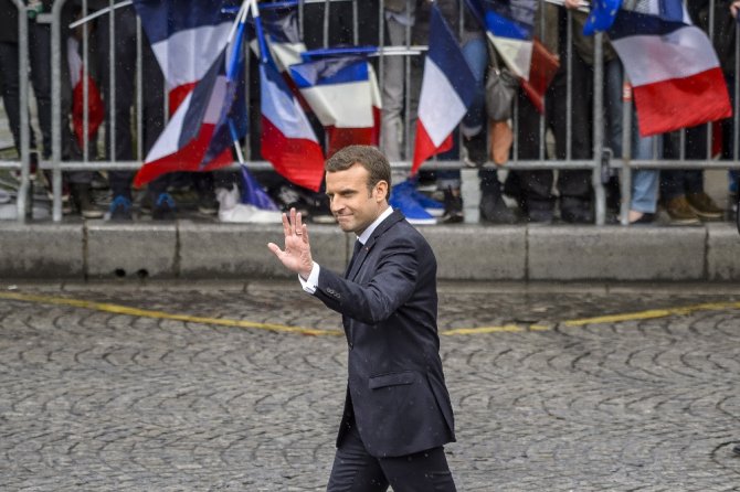 Macron Halkı Selamladı