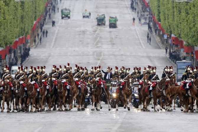 Macron Halkı Selamladı