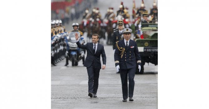 Macron Halkı Selamladı
