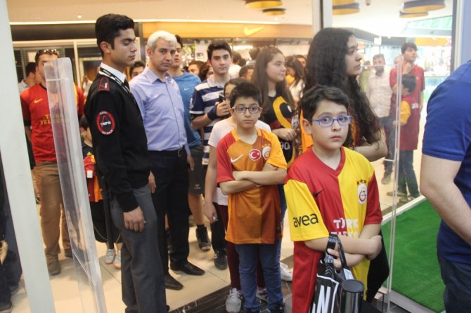 Galatasaraylı Koray Günter, Taraftarlarla Buluştu