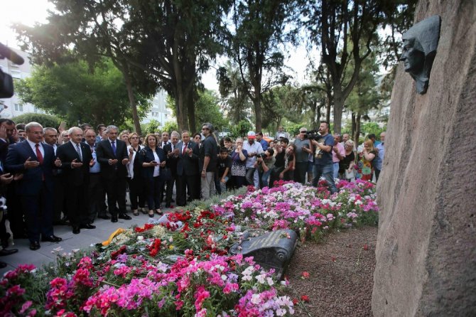 Kılıçdaroğlu, Zübeyde Hanım’ın Anıt Mezarını Ziyaret Etti