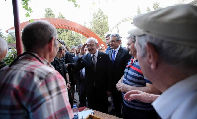 Kılıçdaroğlu, Zübeyde Hanım’ın Anıt Mezarını Ziyaret Etti
