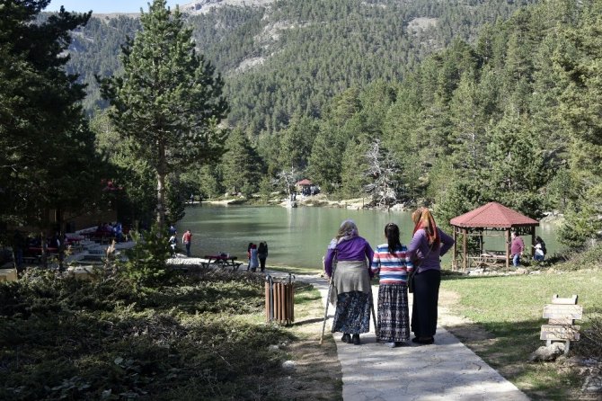 Limni Gölü’nde Turizm Sezonu Hızlı Başladı