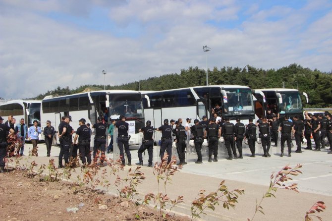 Beşiktaş Otobüslerinde Sopa Ve Bıçak Bulundu