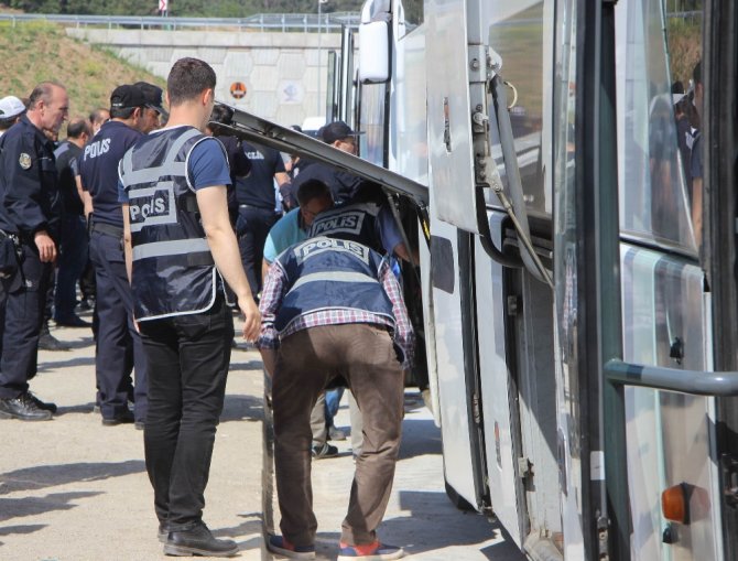 Beşiktaş Otobüslerinde Sopa Ve Bıçak Bulundu