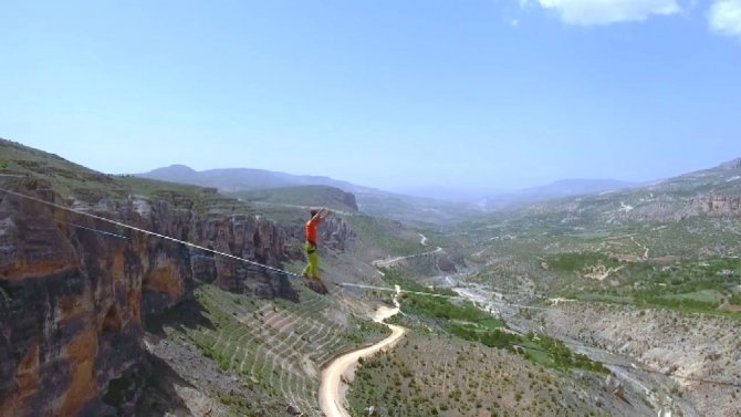 240 Metre Yükseklikte Nefes Kesen Yürüyüş