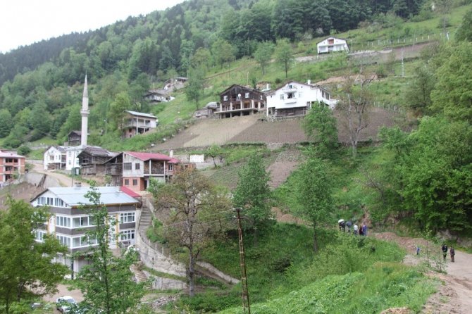 Bir İnat Uğruna Mahalle Yolunu Ulaşıma Kapattı