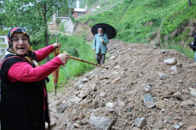 Bir İnat Uğruna Mahalle Yolunu Ulaşıma Kapattı