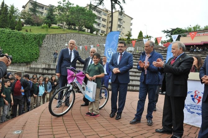 En Yavaş Ve Sonuncu Olan Bisikleti Kazandı