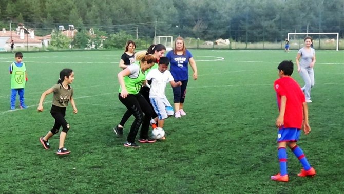Anneler Çocuklara Karşı Oynadı