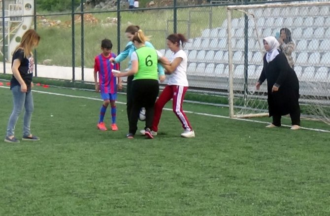 Anneler Çocuklara Karşı Oynadı