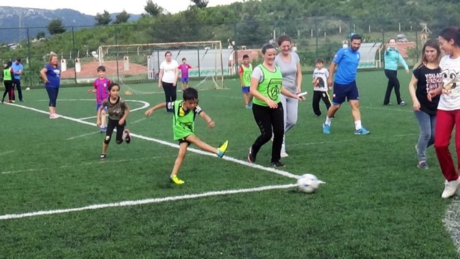 Anneler Çocuklara Karşı Oynadı