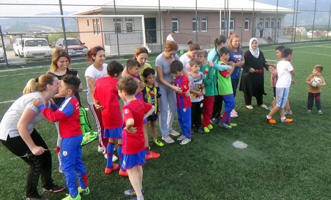 Anneler Çocuklara Karşı Oynadı