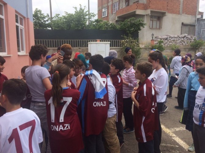 Onazi, Sözünü Tuttu Ve Forma Dağıttı