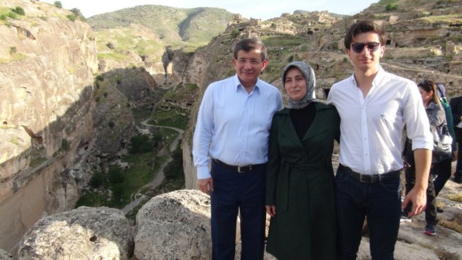 Eski Başbakan Davutoğlu Hasankeyf’i Gezdi