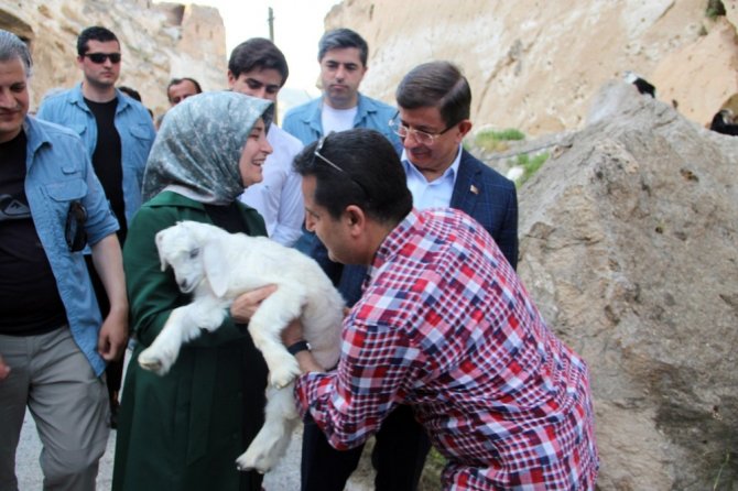 Eski Başbakan Davutoğlu Hasankeyf’i Gezdi