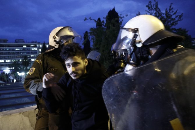 Yunan Parlamentosunun Önü Karıştı