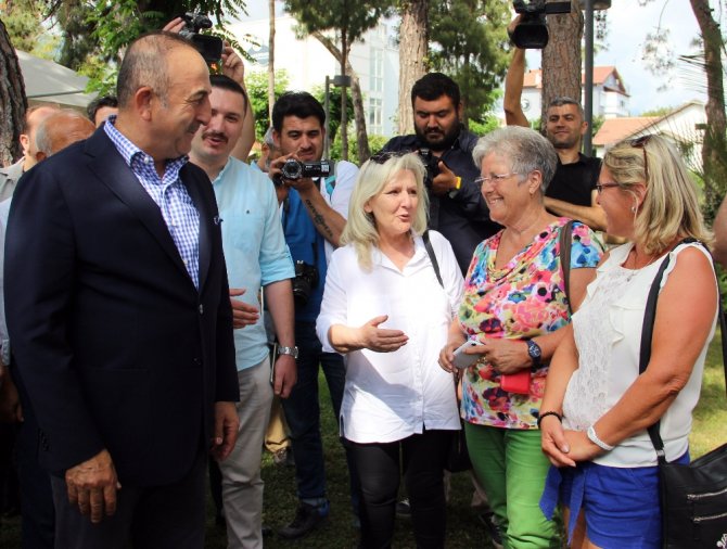 Bakan Çavuşoğlu Yerleşik Almanlarla Görüştü