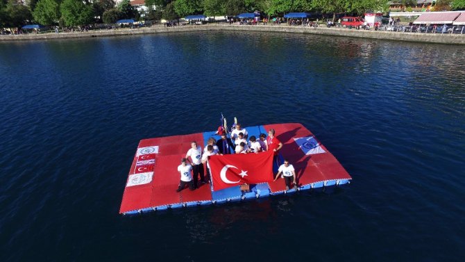 Deniz Üzerinde Voleybol Maçı